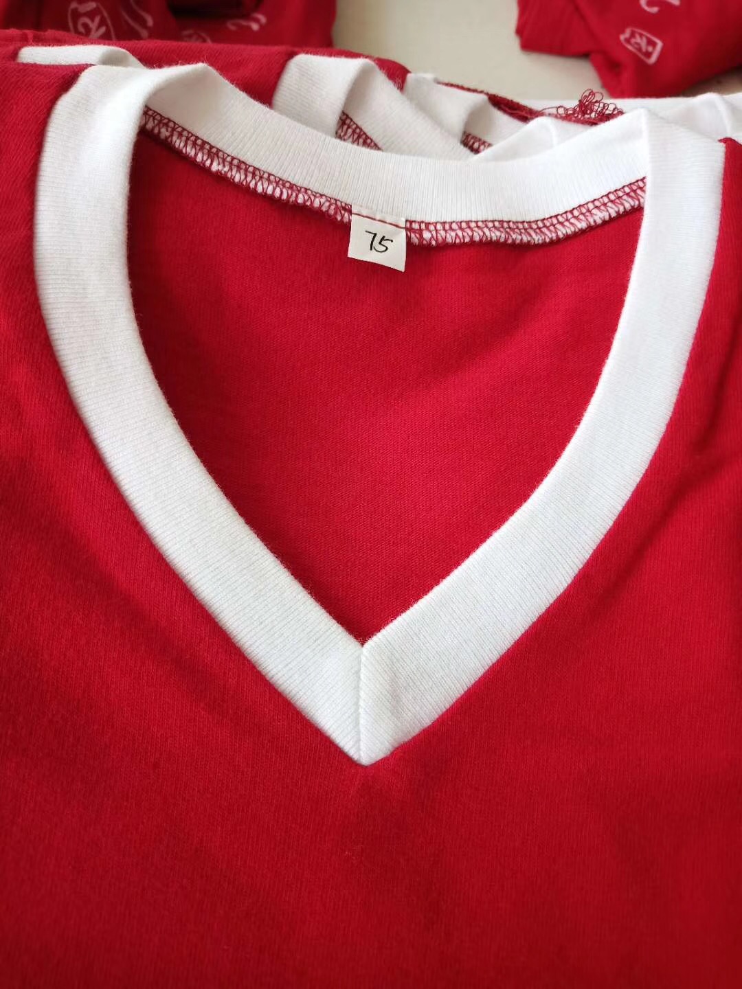 紅色V領(lǐng)針織衫